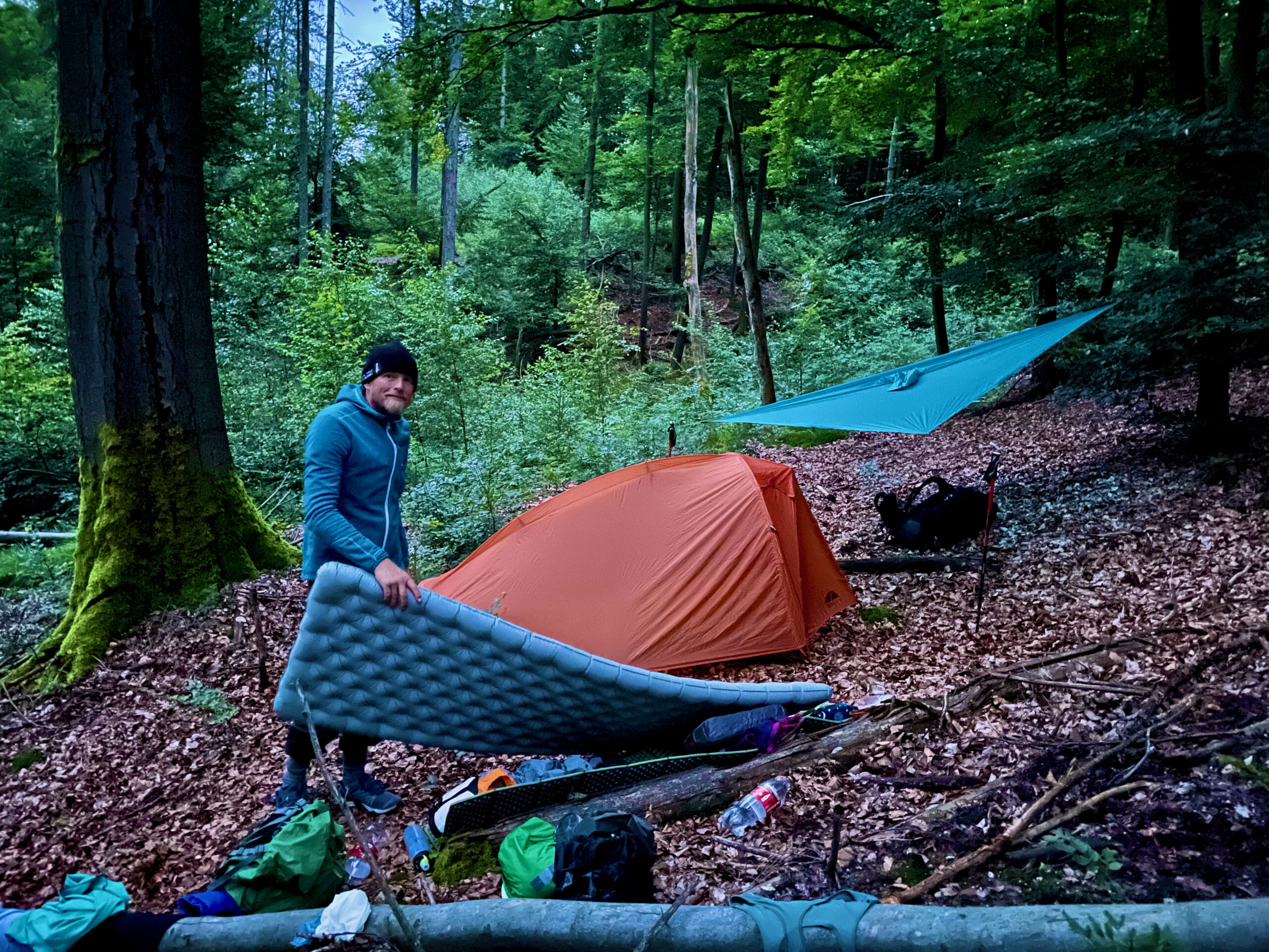 bivak met tent, matje en Mario