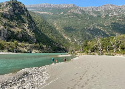 hike langs rivier in albanie