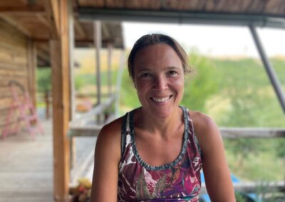 Femke op terras van eco boerderij albanie