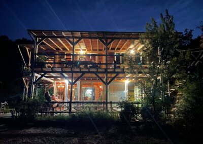 eco boerderij albanie verlicht in de avond